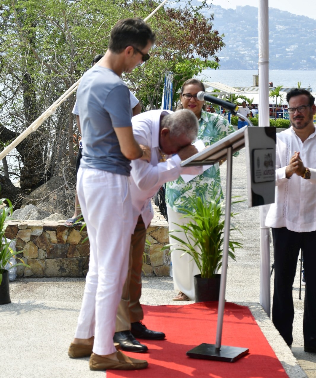 Develan busto en honor del actor Andrés García en Acapulco cuando