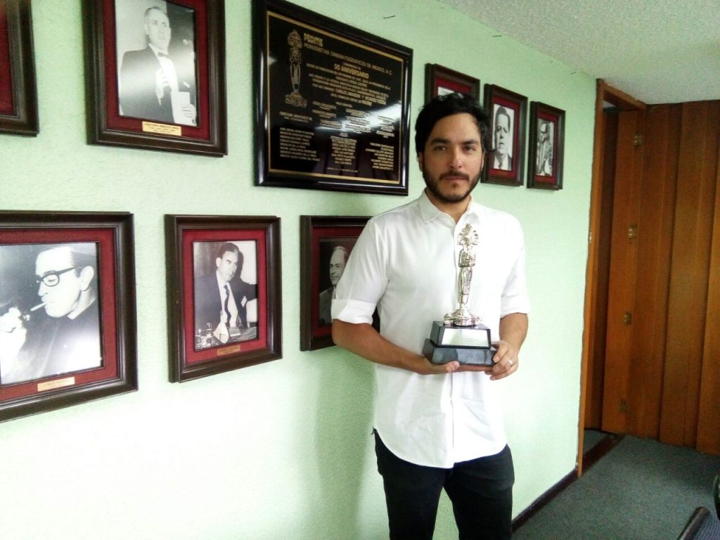 Rodrigo Dávila Chapoy recibió la Diosa de Plata a Canción para Cine, por "Rumbos paralelos", en las oficinas de PECIME